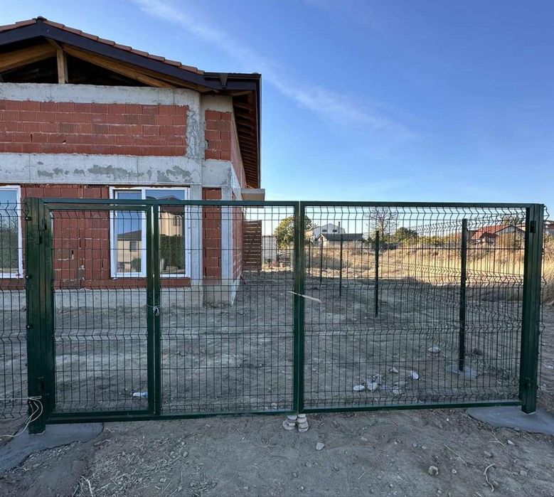 ОГРАДА С Циментови колове и Поцинкована Оградна Мрежа