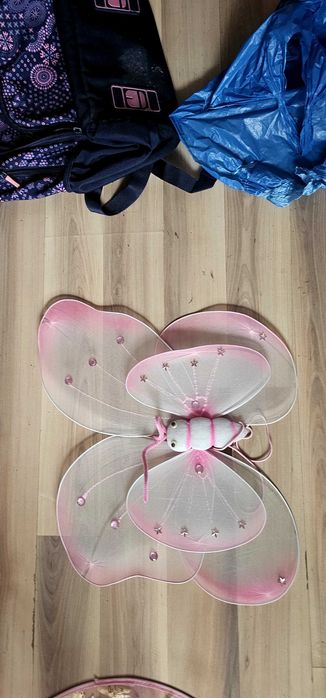 Продавам шапка и крила