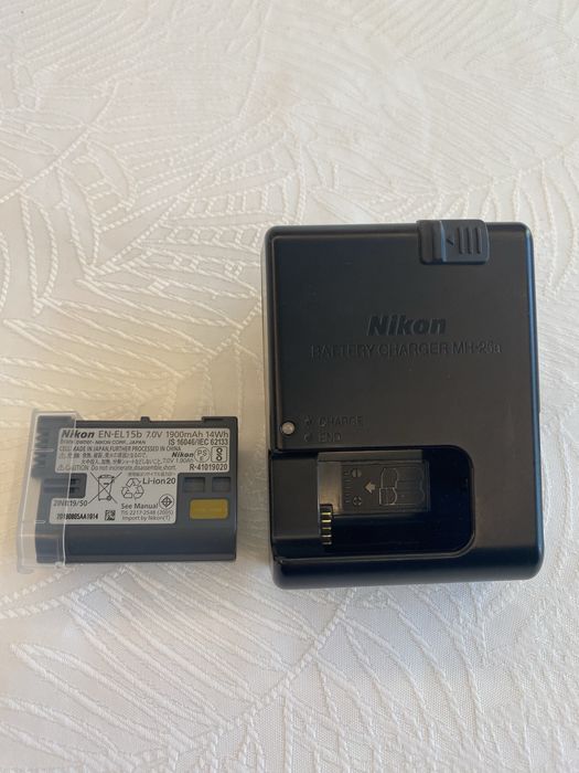 Продавам фотоспарат Nikon с 3 обектива