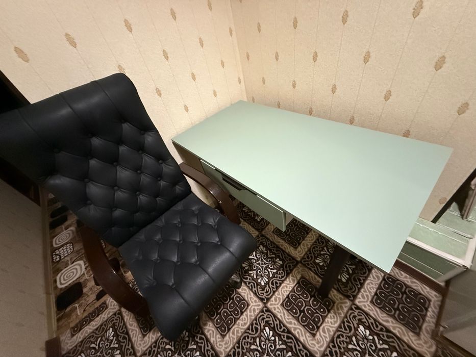 Офисные кресло и стол