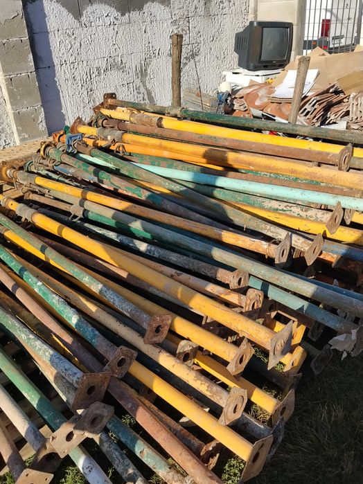 Schelă și popi metalici Spania