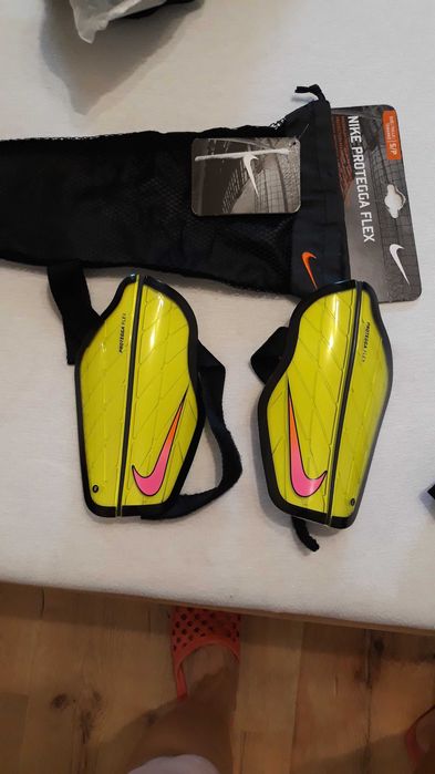 Продавам протектори за футбол Nike