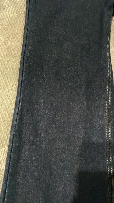 Темно-синие джинсы клеш