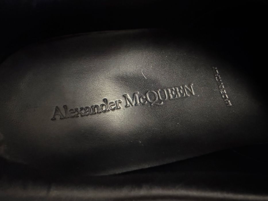 Sneakers Alexander McQueen Oversized Black Suede – Condiție Excelentă