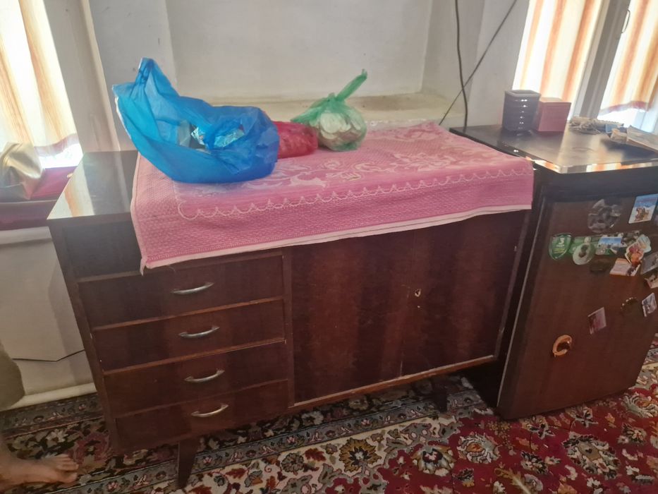 Дачник. Писменные столы и камот в хорошом состоянии. Срочно.