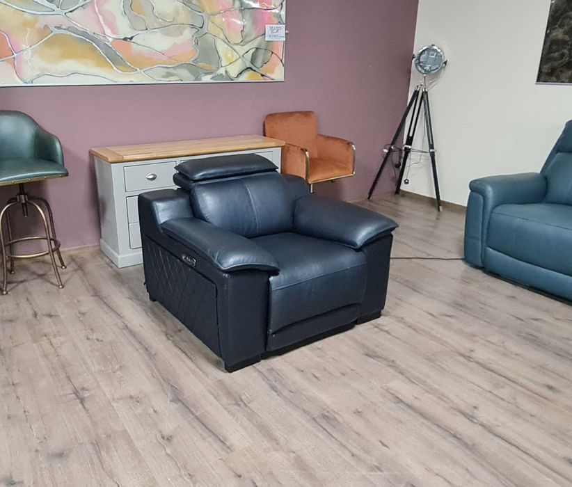 Черен кожен фотьойл с електрически релаксиращ механизъм