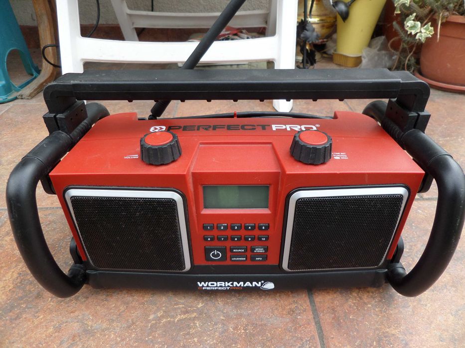 Radio santier Perfect Pro-Hilti functioneaza intermitent ,de reparat