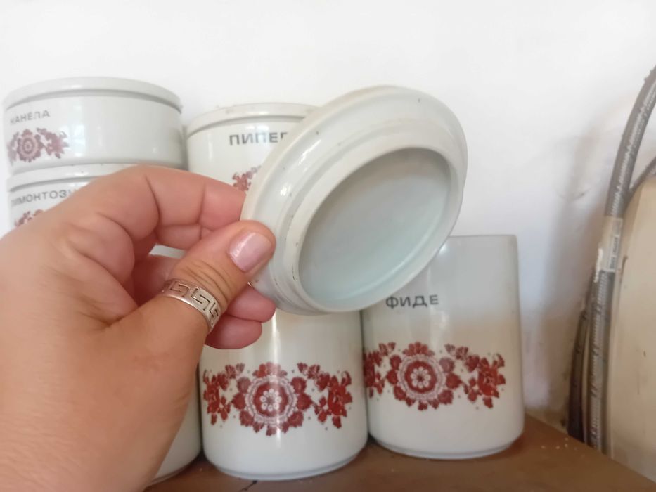 Порцеланови буркани за подправки