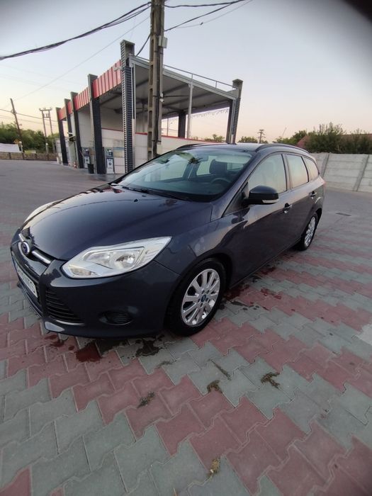 Ford focus an 2012 benzina  2200 euro