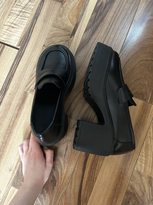 туфли черные.