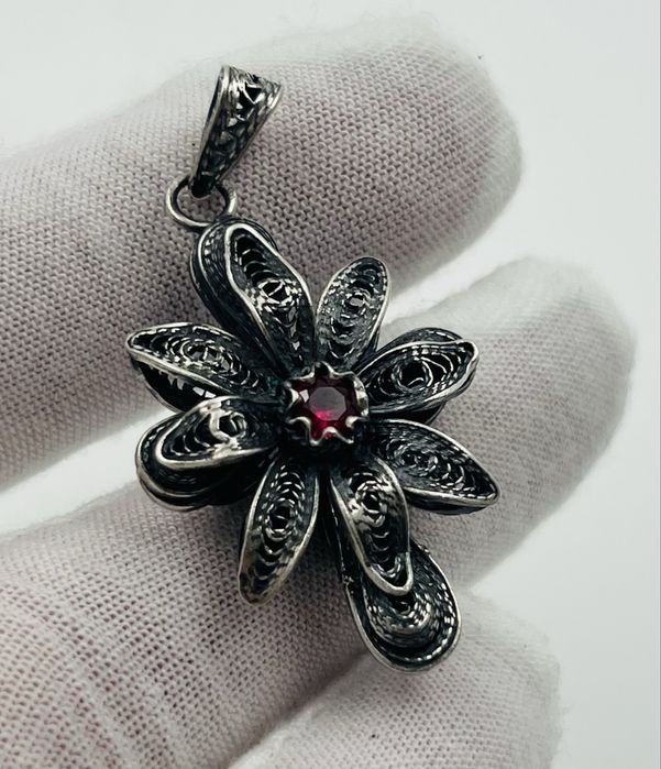 Филигранена невероятна висулка кръст и цвете с рубин