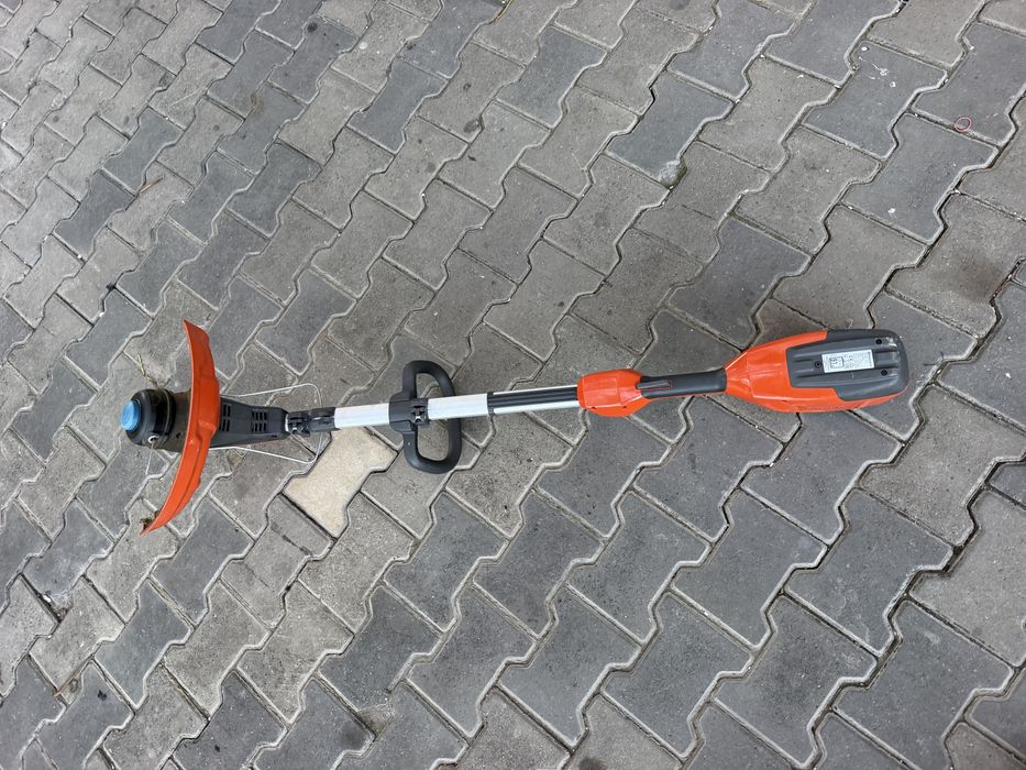 Motocoasa Husqvarna 115 iL pe baterii masina de tuns