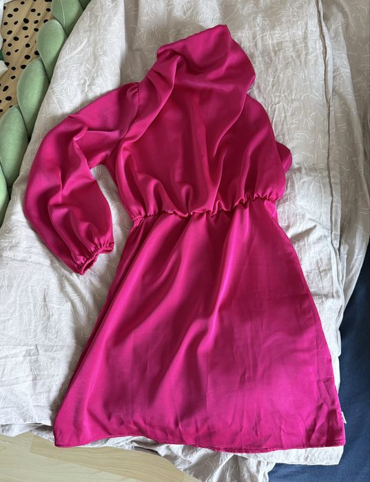 Rochie eleganta scurta din satin roz cu o maneca