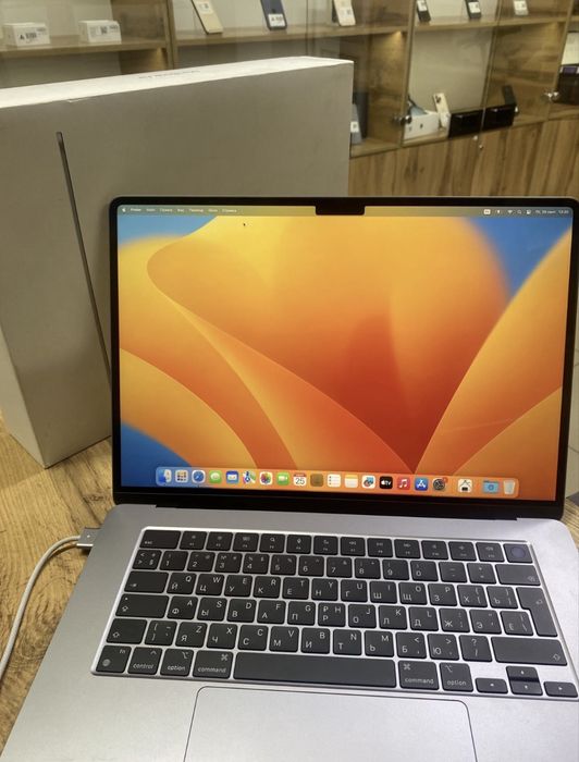 Продам ноутбук macbook m2  2022 года