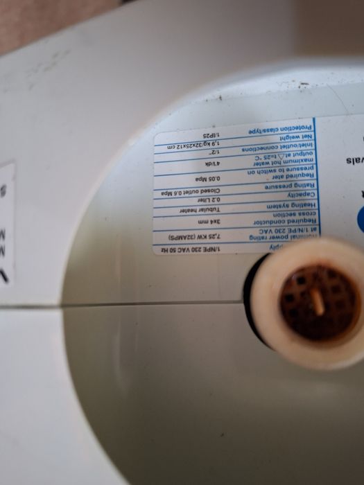 Продавам бойлер проточен