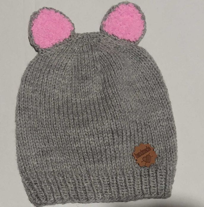 Безшевно ръчно плетена детска шапка с ушички 5€/бр или 2бр./9 €