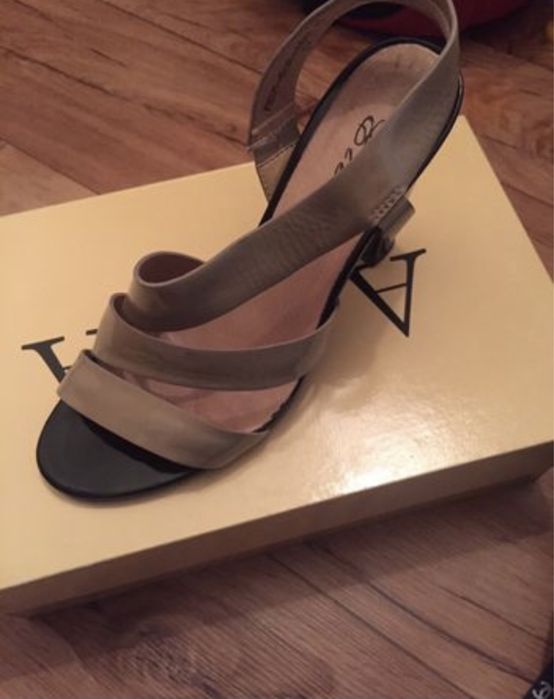 Продаю босоножки