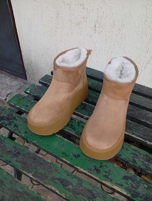 Bershka cizme de iarna imblanite culoare Camel masura 37