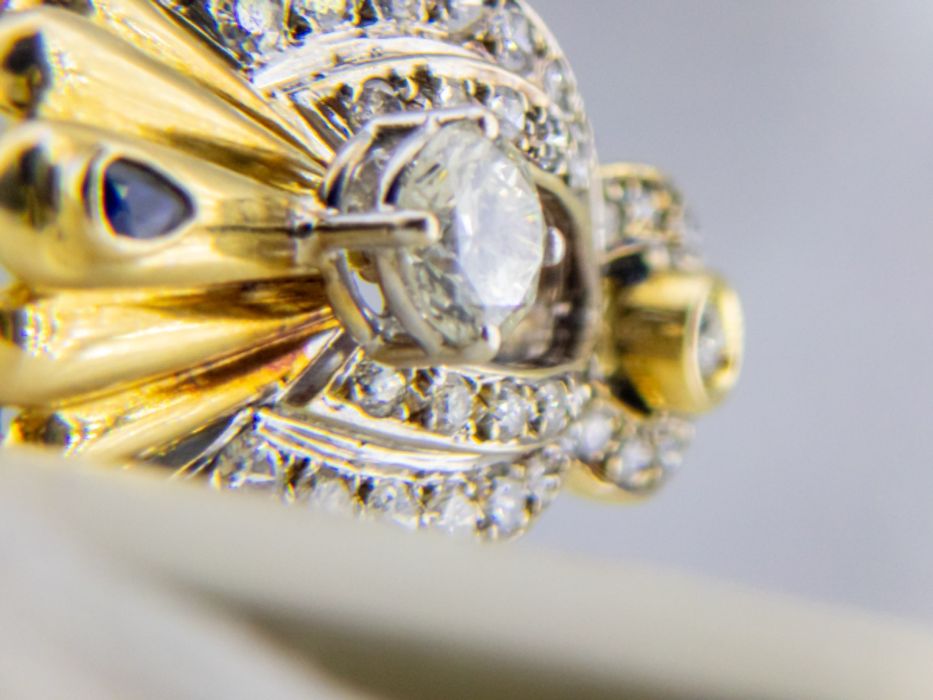 Продавам елегантна златна висулка с диаманти