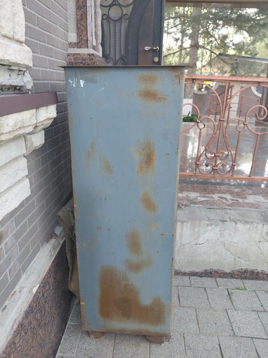 Сейф кабинетте тұрған