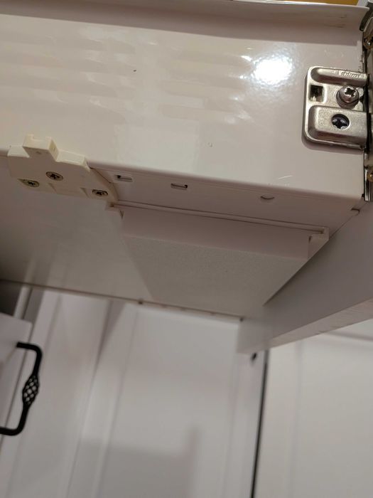 Compartiment Secret - Seif Ascuns sub Sertar Alb