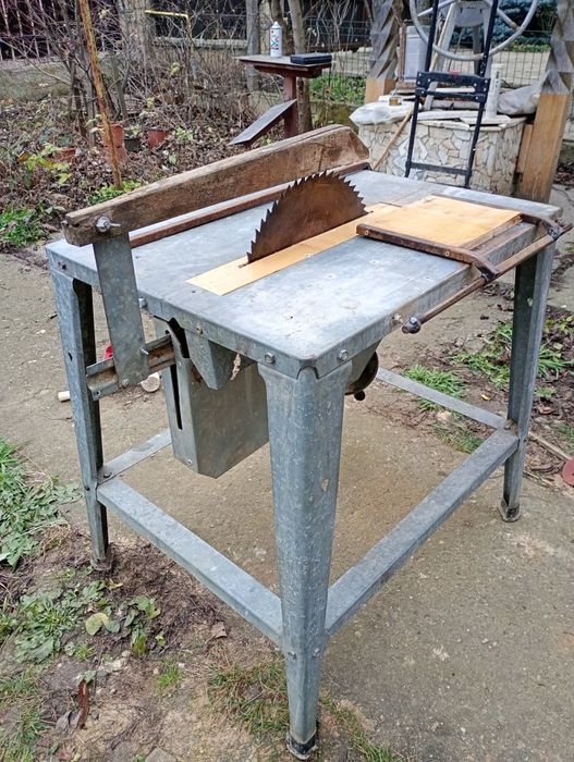 Circular cu masa 220v