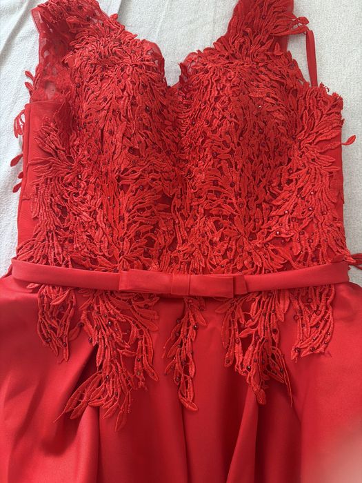 Красное нарядное платье
