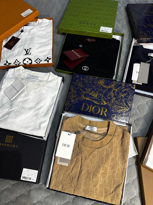 Tricouri sigilate in cutie