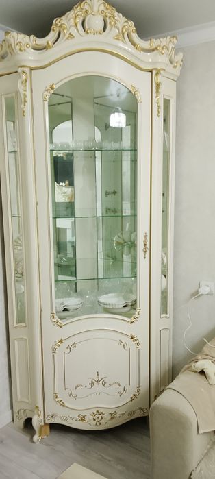 Продам Угловой сервант