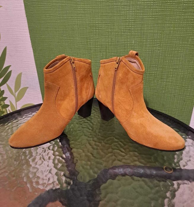 Botine de culoare camel din piele întoarsă, mărimea 38 Lola Gonzales