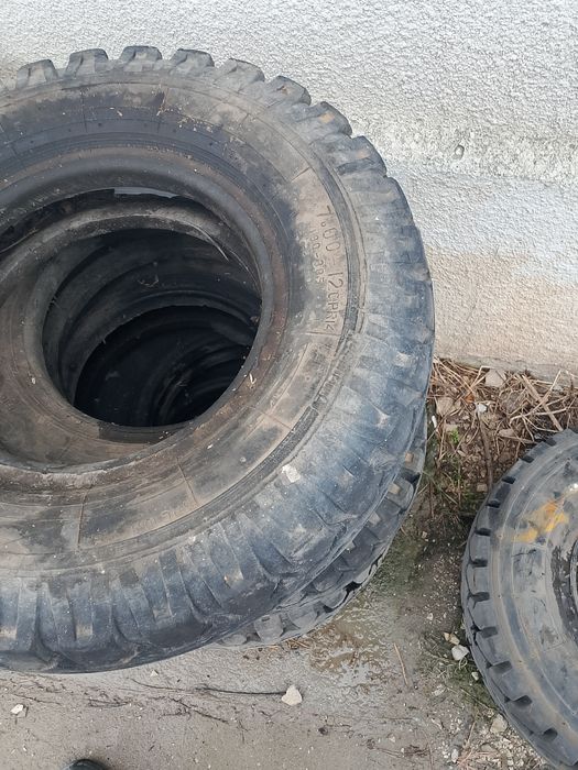 Гуми 7.00-12 5 броя , продават се всички заедно