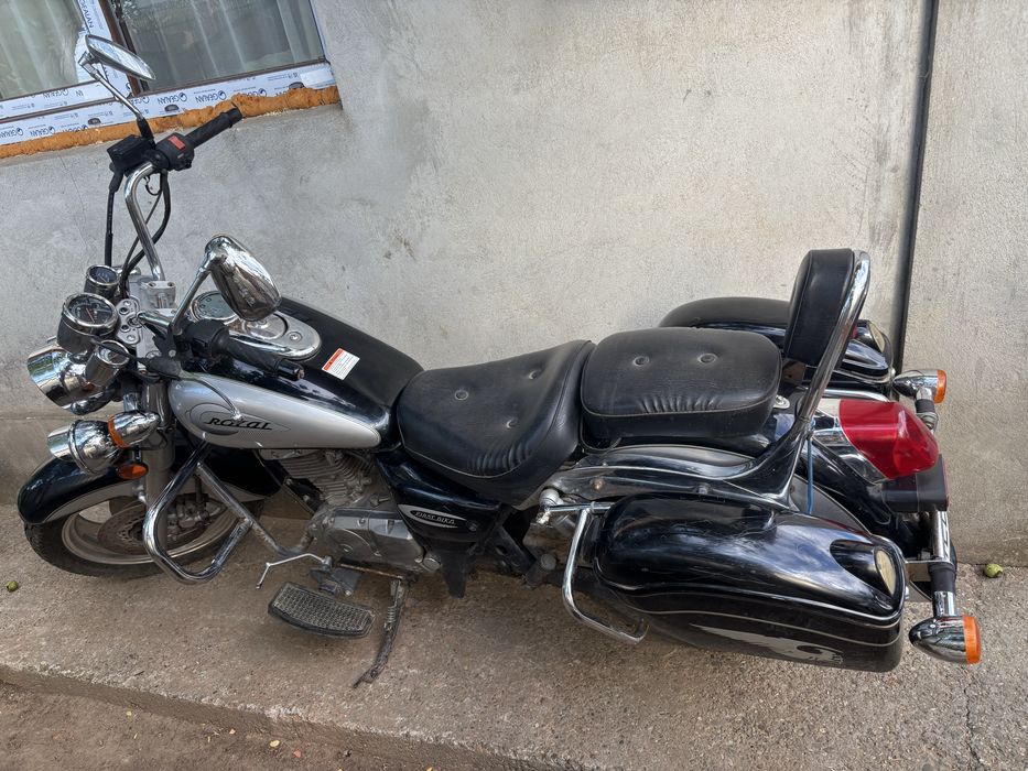 Motocicleta First Royal