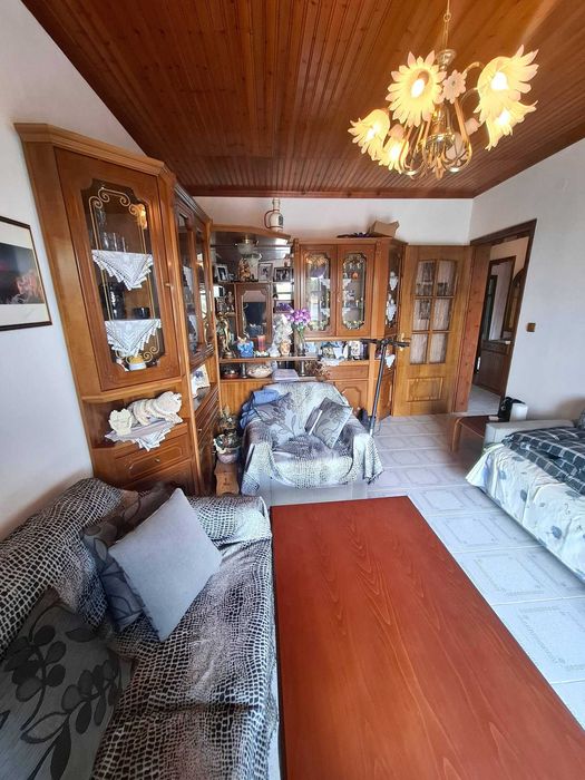 Продава триетажна къща 250 м2 и двор 400 м2 в Аспровалта, Гърция