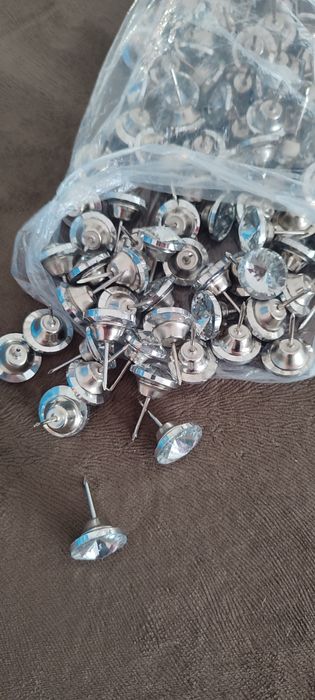 Nasturi sticlă 2,5 mm simpli dar și nasturi de sticlă cu cui  de 22 mm