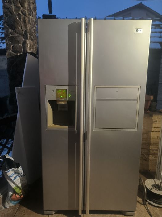 L. G.  Frigider Side by Side