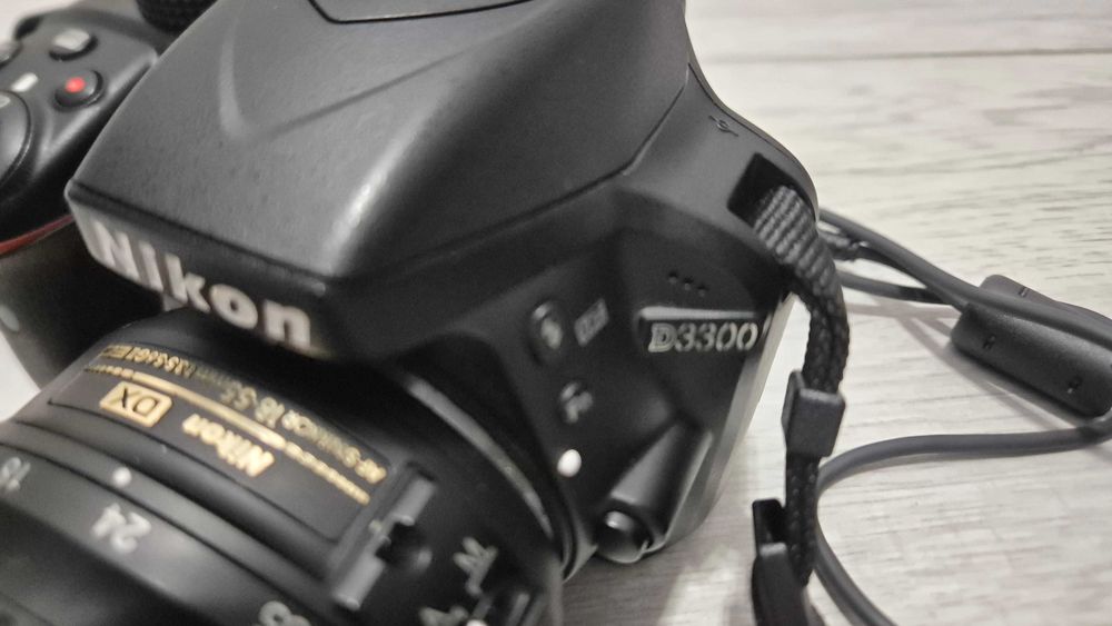 Nikon D3300 (6333 cadre) + 18-55mm + 2 baterii + card 32GB + geantă
