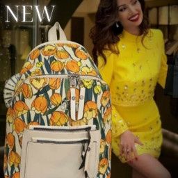 Компактна стилна раничка с мотиви на розови и жълти лалета в модерен дизайн