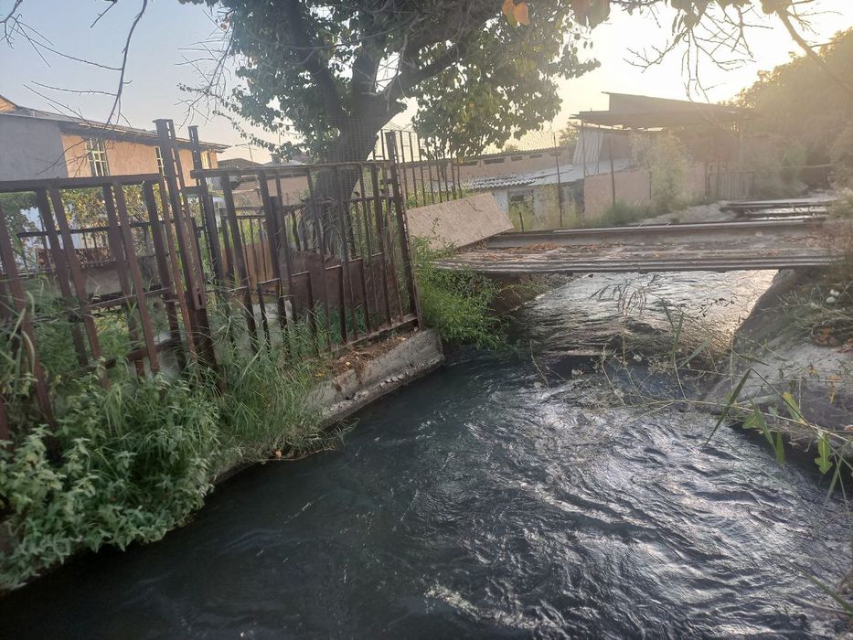 Uy sotiladi Qibray uzumzor mahallasida