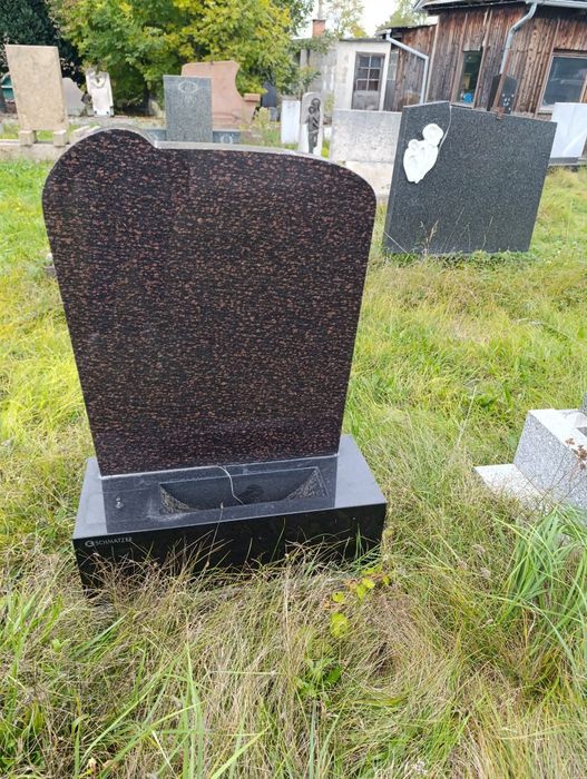 Vând obiecte funerare cruci din granit,cavou.