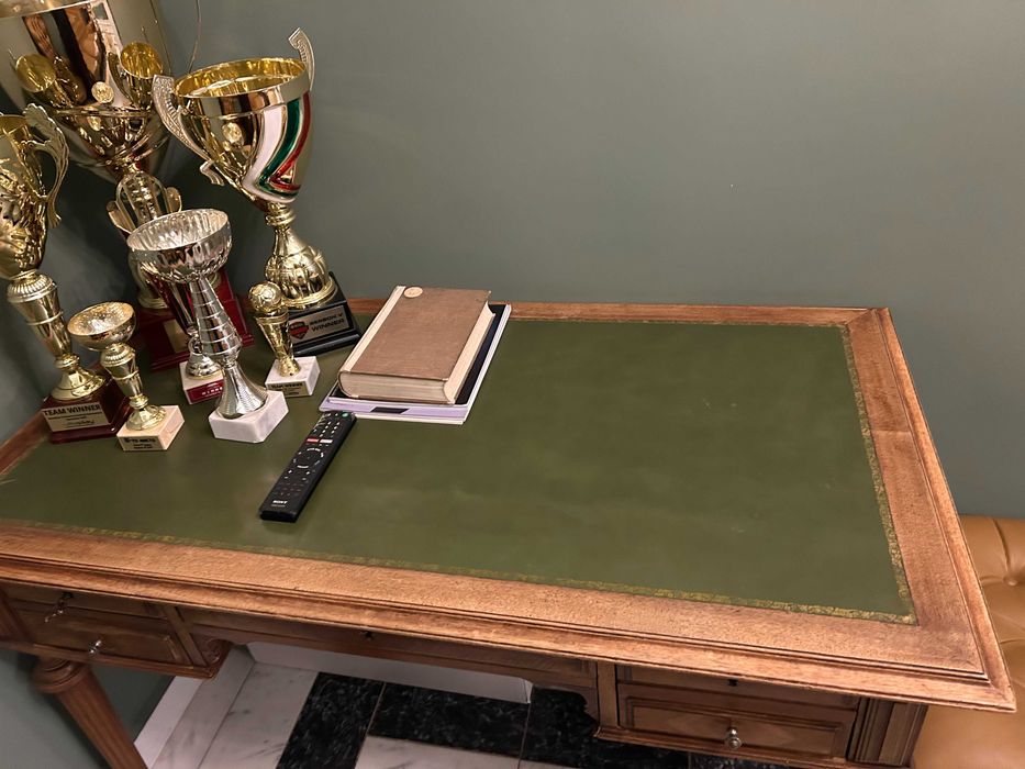 Дървено бюро с кожен плот в зелено /кафяво