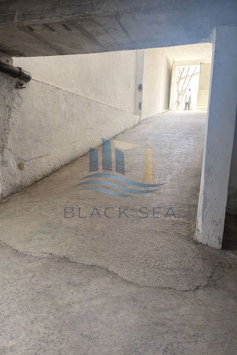 Продава ДВЕ подземни паркоместа, Колхозен пазар, Варна.