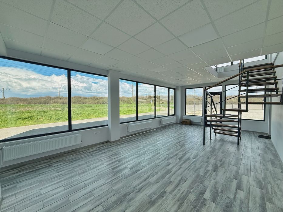 Spatiu comercial  hala industriala cu curte generoasa