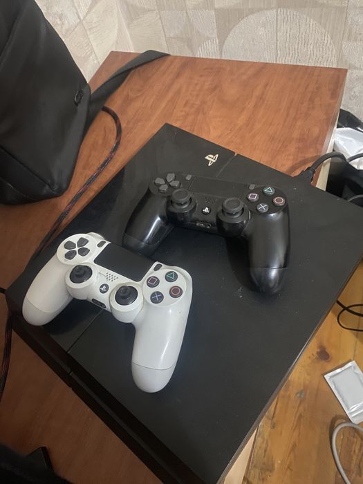 Пс4 500 гб с 2 джойстиками