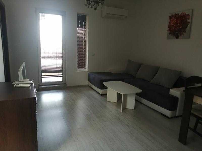 Тристаен апартамент в Лазур