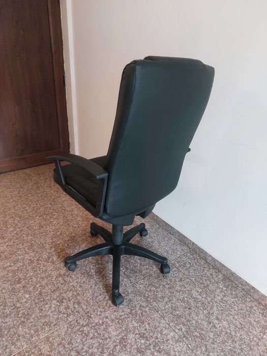 Офис стол запазен черен кожен