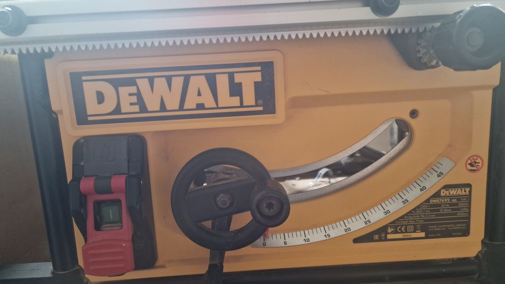 Circular cu masa Dewalt
