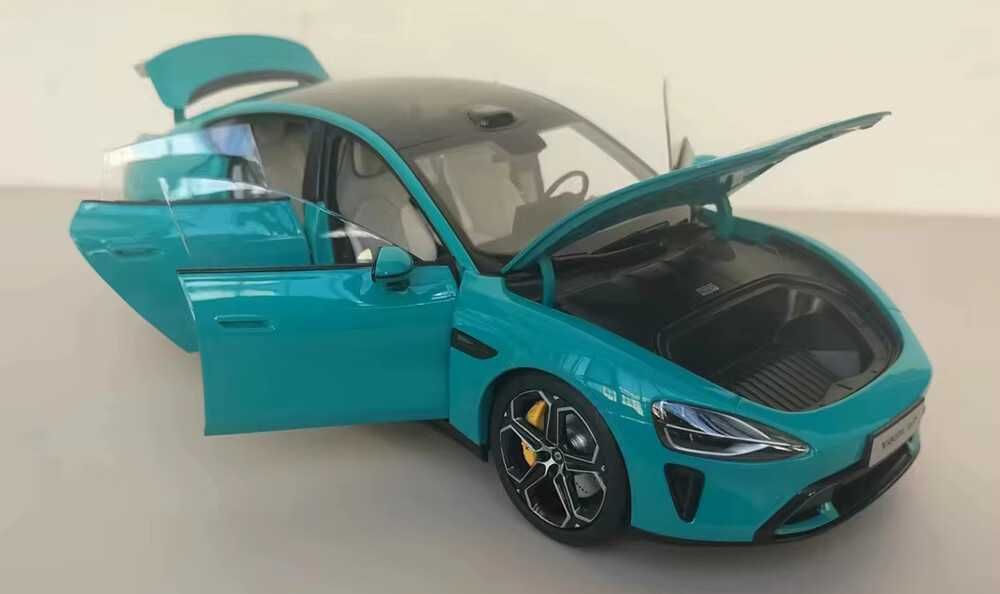 Yangi Xiaomi SU7 modeli 1:18 masshtabda korobkada