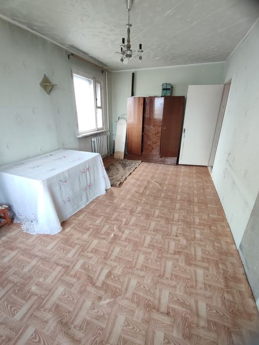 3 комн.. 4 мкр, 20 дом , 4 этаж.