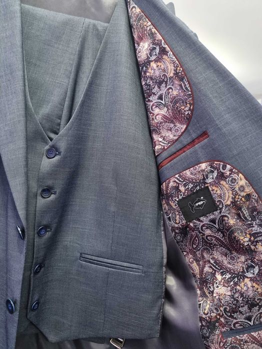 Официален мъжки костюм с елек