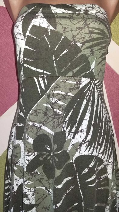 Rochie lunga cu imprimeu floral alb kaki si volan lat la baza evazata